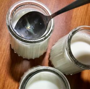 剩下的酸奶加入一大勺糖，或者根据喜欢的甜度调味。搅匀后过滤罐装小瓶，用勺子轻搅表面的气泡让其消失。