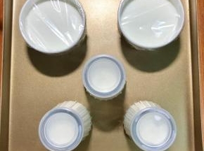 有盖子的盖好盖子，没盖子的蒙上保鲜膜。
