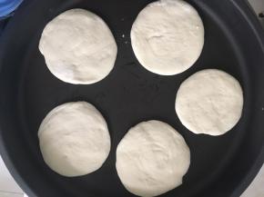 放入不粘锅开小火煎至上色再翻面煎另一面，直至饼熟