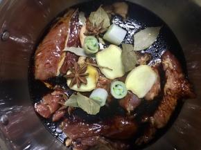 将五花肉切块，把馅料的所有原料混合在一起腌制半至1个小时左右入味（不喜欢调料口味重一点的十三香不要放）然后加入水，水量是肉的高度的2.5倍—～3倍，大火煮开锅后转小火煮30分钟左右关火