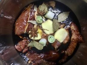 将五花肉切块，把馅料的所有原料混合在一起腌制半至1个小时左右入味（不喜欢调料口味重一点的十三香不要放）然后加入水，水量是肉的高度的2.5倍—～3倍，大火煮开锅后转小火煮30分钟左右关火