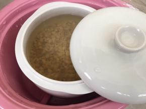 我用电炖盅炖，时间先设置预约3小时，其实也就是泡3个小时，然后慢炖4小时