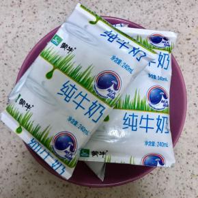  首先牛奶的选择，普通纯牛奶即可，最好是纸包或者硬纸盒装，选择品质比较好的纯牛奶，不可选择的是：脱脂奶、儿童奶、谷物奶、果味奶等一系列调味奶。