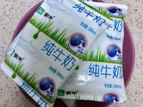  首先牛奶的选择，普通纯牛奶即可，最好是纸包或者硬纸盒装，选择品质比较好的纯牛奶，不可选择的是：脱脂奶、儿童奶、谷物奶、果味奶等一系列调味奶。