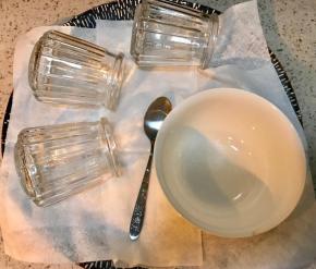 一定是凉水下锅煮开，开水下锅玻璃会炸掉，开锅后捞出放厨房纸巾上沥干水分