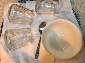 一定是凉水下锅煮开，开水下锅玻璃会炸掉，开锅后捞出放厨房纸巾上沥干水分