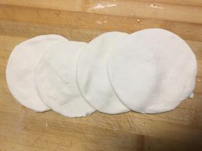 用手按压一下，用擀面杖轻微的用力擀成圆形