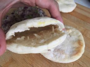 烤好的馍用刀把中间切开，把肉放进去就，如果喜欢可以舀一勺汤放进去，肉夹馍就做好了