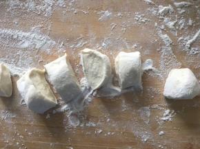 面团发发酵好以后分成大约一个80克左右的面团