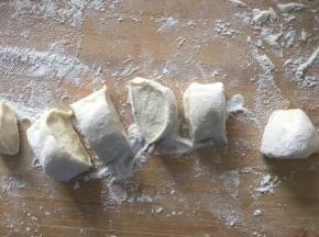 面团发发酵好以后分成大约一个80克左右的面团