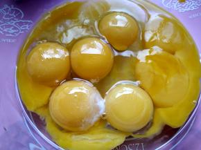 将2个全蛋+蛋黄共395克混合