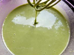 倒入菠菜汁，搅拌均匀