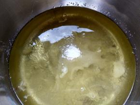 将糖和盐一次性加入蛋白中（预热烤箱上下火180度）