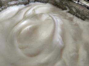 打发至湿性发泡，有小弯钩