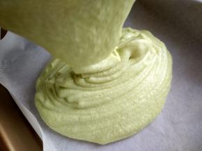 倒入提前铺好油纸的烤盘中