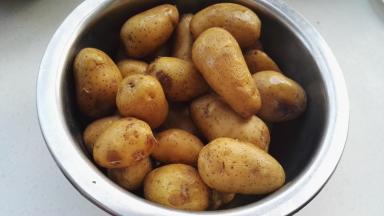 小土豆洗净上锅蒸熟(用筷子轻易扎透就熟了)。