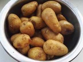 小土豆洗净上锅蒸熟(用筷子轻易扎透就熟了)。