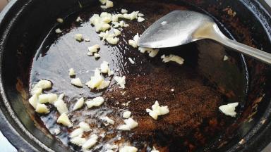 放入蒜粒煸炒下。