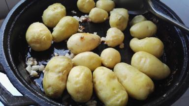 放入小土豆煎制（煎之前用刀把小土豆压扁，我忘提前压扁了，倒锅里后用松肉锤压的，一压扁占地方，有点太满了）。