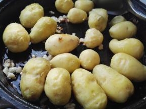 放入小土豆煎制（煎之前用刀把小土豆压扁，我忘提前压扁了，倒锅里后用松肉锤压的，一压扁占地方，有点太满了）。