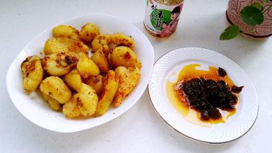 小土豆蘸仲景香菇酱味道更好，这一大盘不够儿子一人吃的。