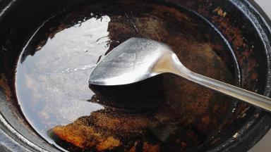 平底锅烧热转中火，倒入花生油（我放的油有点少了，后面又加点油）。