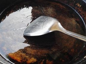 平底锅烧热转中火，倒入花生油（我放的油有点少了，后面又加点油）。