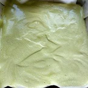 放入预热好的烤箱，上下火150度中下层，水浴法，烘焙60分钟