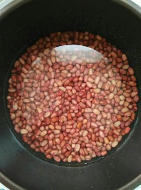 把泡好的红豆放入高压锅里倒入清水，刚刚没过豆子即可，煮熟