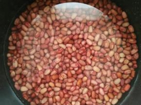 把泡好的红豆放入高压锅里倒入清水，刚刚没过豆子即可，煮熟