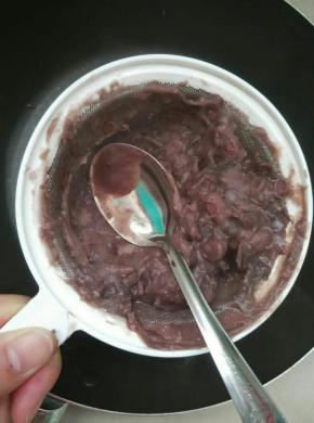 把煮熟的豆子带汤过筛，这一步有些费时，过筛后豆沙更细腻