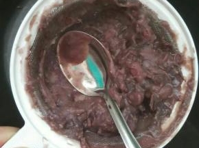 把煮熟的豆子带汤过筛，这一步有些费时，过筛后豆沙更细腻