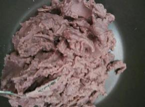 把过筛后的豆沙放入不粘锅里，小火炒