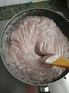 炒一小会，分次加入油和糖。一定要小火，不停的搅拌