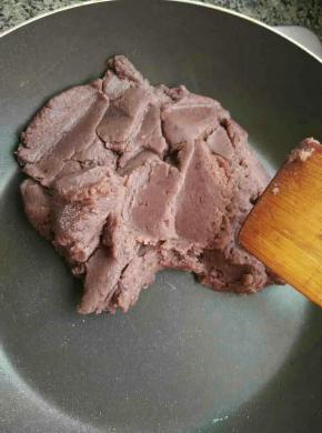 炒到用手能成团就可以了