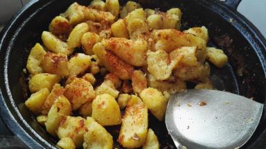 放盐、孜然粉、辣椒粉调味。