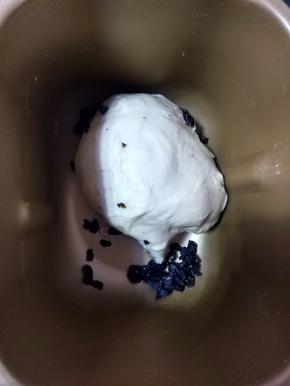 面包材料中除黄油和酵母外材料和成面团，揉至扩展阶段，加入黄油，和葡萄干继续揉