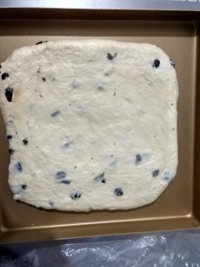 取出排气，擀成正方形，放入金盘，在烤箱中进行二次发酵