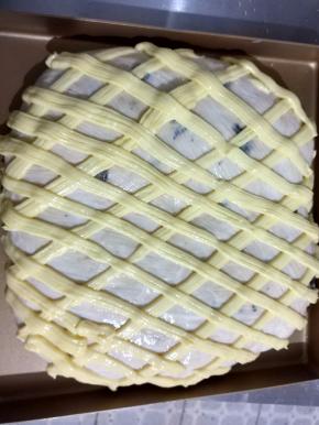 在表面刷上卡士达酱