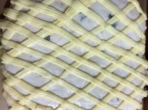 在表面刷上卡士达酱