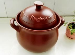 准备好砂锅和洗净的紫薯。