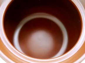 把砂锅用棉布擦一下浮尘（不要沾水）。