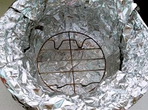 找一个比锅口稍小的烤架放锅里。