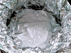 烤架上放锡纸。