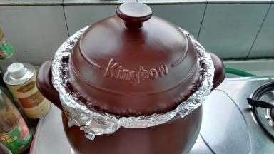 盖上锅盖开火（高出锅口的锡纸有利于把多余的水蒸汽排出锅外）。