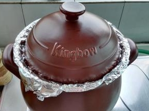 盖上锅盖开火（高出锅口的锡纸有利于把多余的水蒸汽排出锅外）。