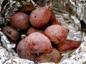 然后再中火30分钟熄火，利用余热焖（具体时间根据紫薯的大小和火力的大小不同灵活选择）。（不要开盖，充分利用砂锅锅体储存的热能焖紫薯。这次估计火调的小，紫薯没有焦，但是筷子一捅也熟了，喜欢吃带焦的可以调大火或者多烤会。）