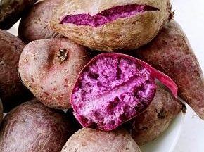 至锅体手温，打开盖子，用筷子捅下紫薯，能轻松穿透就熟了，美味高颜值的烤紫薯，开吃吧!