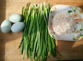 准备好馅料，韭菜洗净淋干水分