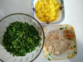 韭菜切末 ，鸡蛋煎熟切碎